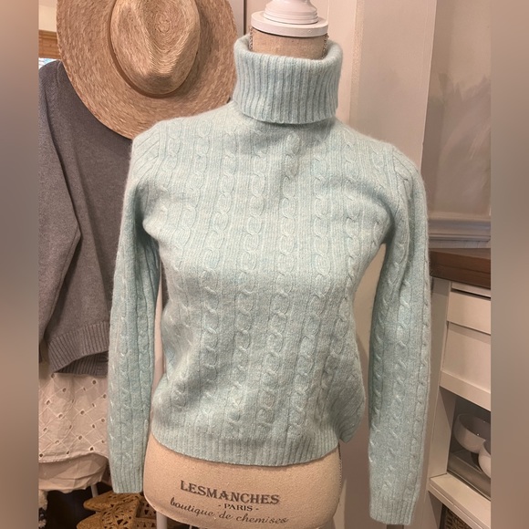 CAPSULE WARDROBE BUNDLES AVAILABLE - Picture 3 of 7